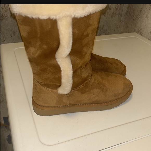 Boots - Picture 2 of 4